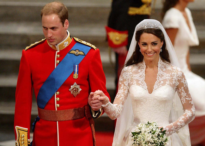 Đám cưới của Hoàng tử Anh William và Công nương Kate Middleton tại Westminster Abbey, London vào tháng 4/2011 được ví như một câu chuyện cổ tích ngoài đời thực. Công nương Kate mặc váy cưới trị giá 434.000 USD do NTK Sarah Burton của thương hiệu thời trang Alexander McQueen. Tổng chi phí cho đám cưới lên tới 34 triệu USD, trong đó, 32 triệu USD được dành cho công tác an ninh.