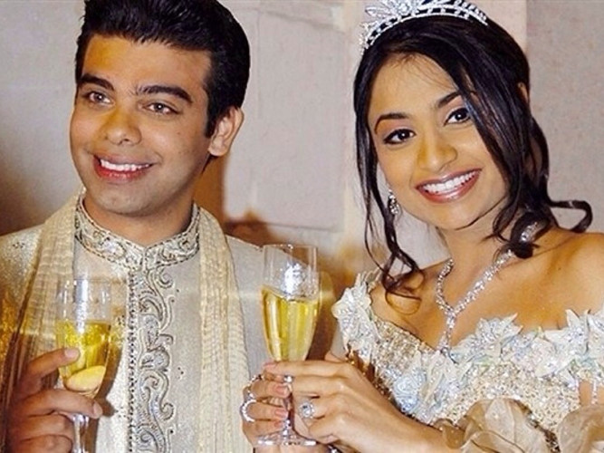 Đám cưới của Vanisha Mittal, con gái ông trùm thép Ấn Độ Lakshmi Mittal và chồng Amit Bhatia diễn ra tại Paris, Pháp trong vòng 1 tuần, ước tính chi phí lên tới 60 triệu USD. 1.000 khách mời từ khắp nơi trên thế giới đã dự đám cưới, họ được ở trong khách sạn 5 sao. Trong suốt 1 tuần diễn ra đám cưới, các khách mời ăn tối tại một loạt các địa điểm sang trọng bao gồm Cung điện Versailles. Cô dâu chú rể trao nhau lời thề nguyền tại lâu đài thế kỷ 17 Vaux-le-Vicomte, và pháo hoa đã được bắn trong khu vườn của tháp Eiffel.