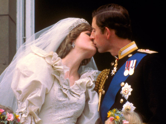 Đám cưới của Công nương Diana với Thái tử Anh Charles ngày 29/7/1981 tại nhà thờ St. Paul được xem là một sự kiện lớn trên toàn thế giới. Trong đám cưới, Công nương Diana mang giày lụa thêu, mũ miện kim cương, đi trên một chiếc xe bằng thủy tinh do ngựa kéo. Hàng nghìn quan khách được mời đến bởi tấm thiệp đóng tem vàng. Ước tính chi phí dành cho đám cưới thế kỷ này lên tới 100 triệu USD.