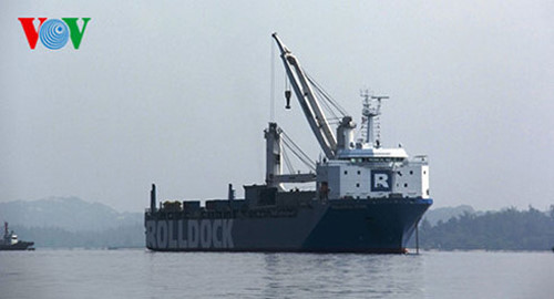 Tàu ngầm TP Hồ Chí Minh được tàu Rolldock Star chở về, neo đậu tại Vịnh Cam Ranh đang chờ để hạ thủy đưa vào cảng.
