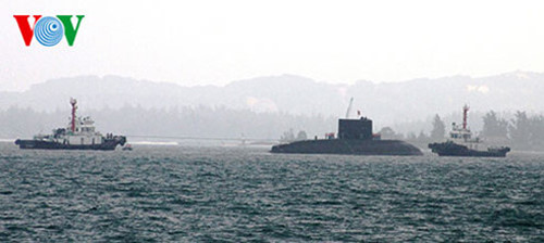 2 tàu kéo của Tổng công ty Tân Cảng kéo tàu ngầm TP Hồ Chí Minh trên vịnh Cam Ranh.