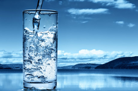 Nước: Khi bạn bị đau và ngứa họng dẫn đến những cơn ho, hãy bổ sung nước. Nhấp từng ngụm nước ấm sẽ giúp bạn khỏe hơn.