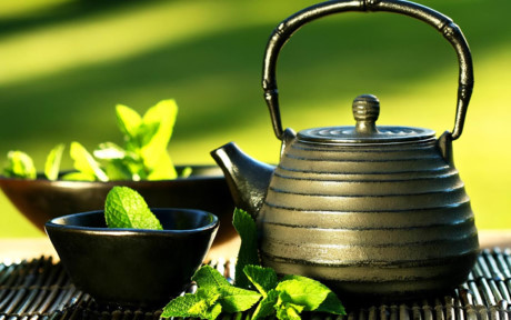 Trà xanh: Uống một tách trà xanh ấm với mật ong và quế sẽ giúp giảm cảm giác rát họng.