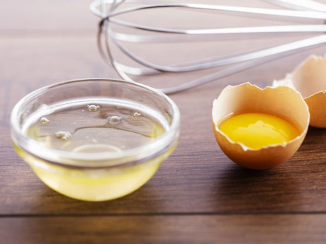 Lòng trắng trứng: Là thực phẩm tốt khi bạn đau họng vì nó chứa rất nhiều protein. Các thức ăn giàu protein rất cần thiết khi hệ miễn dịch của cơ thể yếu đi.