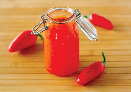 Tương ớt: Hương vị và chất lượng của tương ớt có thể được giữ nguyên tới 3 năm nếu bạn lưu trữ chúng trong tủ bếp thay vì tủ lạnh.