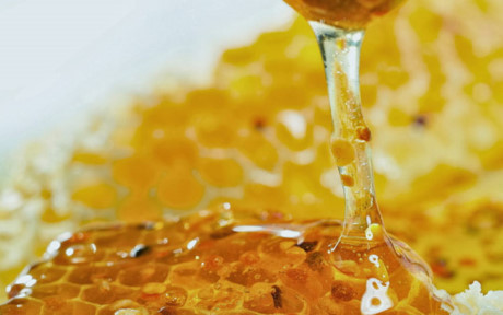 Mật ong: Nếu dự trữ trong tủ lạnh sẽ làm tăng tốc độ kết tinh của đường, biến nước mật ong thành một thứ gần giống như bột và khó sử dụng.