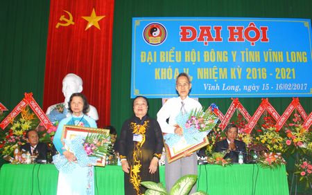 Phó Chủ tịch Trung ương Hội Đông y Việt Nam Nguyễn Thị Sách (giữa)  trao tặng danh hiệu “Thầy thuốc Đông y tiêu biểu” cho hai thầy thuốc của tỉnh Vĩnh Long.