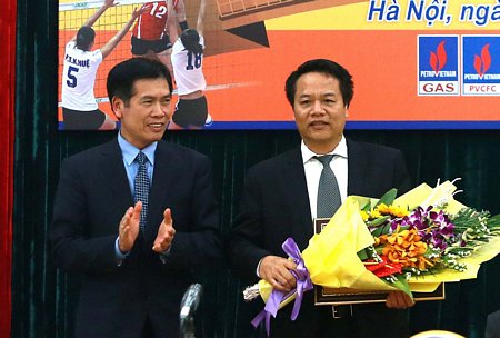  Ông Nguyễn Đức Phấn- Phó Tổng cục trưởng Tổng Cục TDTT (trái) tặng hoa cho nhà tài trợ của giải.
