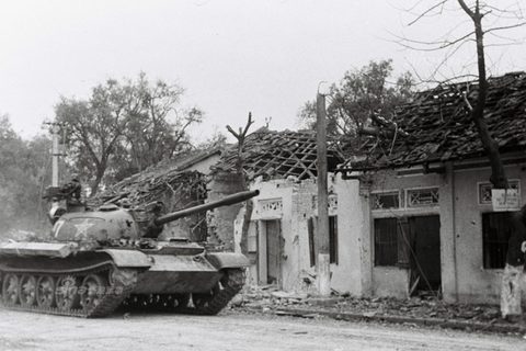 Xe tăng của Trung Quốc xâm lược tiến vào địa phận Lạng Sơn của Việt Nam trong Chiến tranh biên giới 1979
