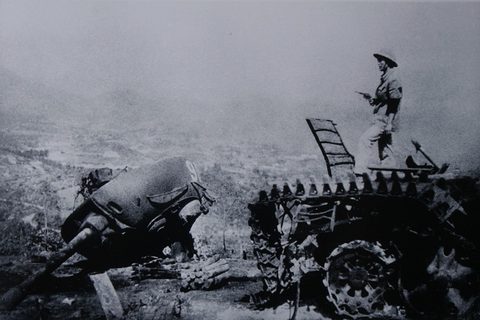Chiến sỹ Việt Nam đứng trên xác xe tăng Trung Quốc bị bắn nát trên đồi Nà Toong