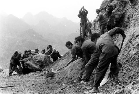 Dân quân ta xẻ núi đưa pháo lên cao điểm chống quân Trung Quốc - Ảnh: Đào Văn Sử (báo QĐND)