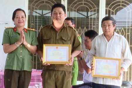 Trao giấy khen cho Công an xã Đồng Phú và ông Võ Văn Hiệp.