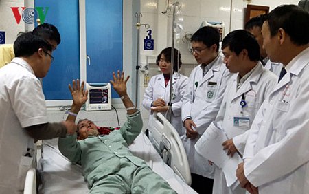 Đoàn chuyên gia và y bác sỹ Bệnh viện Bạch Mai thăm khám cho các bệnh nhân nặng tại Bệnh viện Đa khoa tỉnh Lai Châu