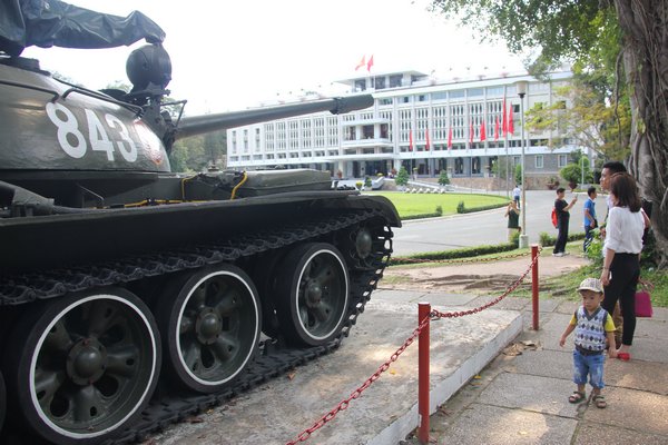  Xe tăng mang số hiệu 843 do Đại đội trưởng Bùi Quang Thận lái đã húc vào cổng phụ của DĐL. Đại đội trưởng Bùi Quang Thận cũng là người hạ cờ quân đội Việt Nam cộng hòa thay bằng cờ của Mặt trận dân tộc giải phóng miền Nam Việt Nam.