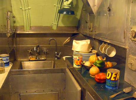 Góc bếp của sĩ quan trên tàu ngầm quân sự.