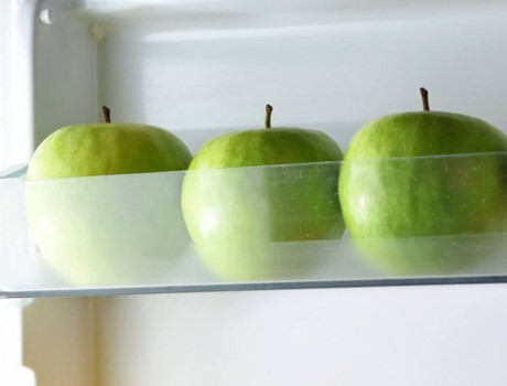 Táo thường tươi lâu hơn các loại trái cây khác khi được bảo quản trong tủ lạnh. Lưu ý là không được để các quả táo tiếp xúc với nhau, hãy quấn mỗi quả trong một tờ giấy.