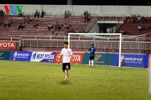 Thủ thành Minh Nhựt quay lưng, không bắt khi đối phương thực hiện quả penalty và sau đó các cầu thủ Long An đi bộ trên sân để phản ứng quyết định của trọng tài.