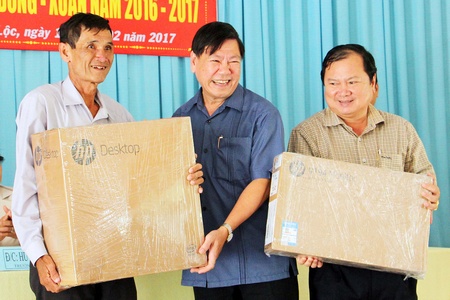 Lãnh đạo tỉnh trao hỗ trợ dàn máy vi tính cho HTX Nông nghiệp Tân Tiến (xã Mỹ Lộc- Tam Bình).