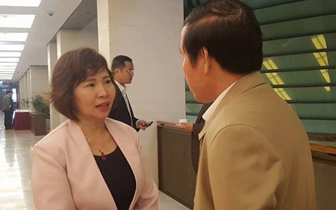Thứ trưởng Hồ Thị Kim Thoa bên hành lang phiên họp thứ 7 Ủy ban Thường vụ Quốc hội ngày 20/2