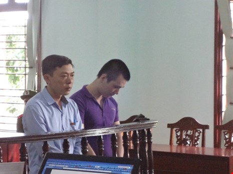 Hai bị cáo Thái (bìa trái) và Trung tại phiên tòa phúc thẩm ngày 20-2.