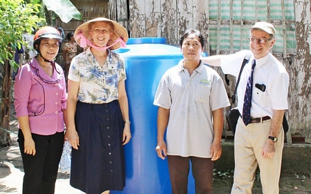 Tổ chức Latter-day Saint Charities (Hội Từ thiện Thánh hữu ngày sau- Mỹ) tặng bồn chứa nước cho hộ nghèo bị ảnh hưởng hạn mặn ở xã Trung An (Vũng Liêm).