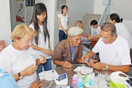 Đoàn y bác sĩ của Tổ chức Grandis et Deviens (Pháp) khám chữa bệnh và cấp phát thuốc miễn phí cho người cao tuổi nghèo tại xã Thuận An (TX Bình Minh).