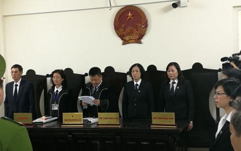 Chủ tọa công bố bản án sơ thẩm vụ án tham nhũng tại Vinashinlines.