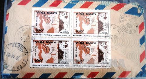 Những bì thư có dán tem in hình ảnh Hoàng Sa - Trường Sa được đóng nhật ấn, do bạn bè ở nước ngoài gửi cho ông Huệ.