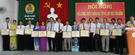 Tuyên truyền kỷ niệm ngày sinh Chủ tịch Hồ Chí Minh gắn với biểu dương khen thưởng “Học tập và làm theo đạo đức Hồ Chí Minh” hàng năm.