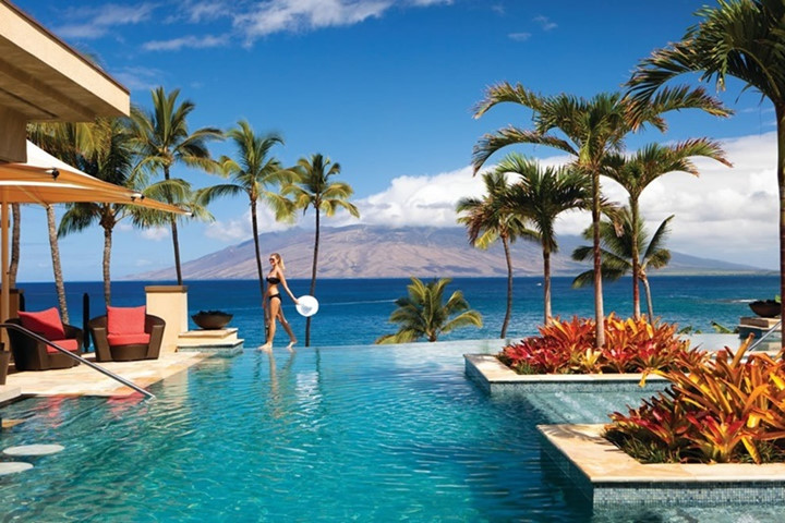 Bể bơi vô cực của khu nghỉ dưỡng Bốn mùa, Maui, Mỹ (Ảnh: John Mariani). Tọa lạc trên một ốc đảo yên tĩnh, khu nghỉ dưỡng đẳng cấp 5 sao này không chỉ sở hữu những khung cảnh lãng mạn mà còn sở hữu một bể bơi vô cực tuyệt đẹp. Từ bể bơi này, du khách có thể nhìn thấy toàn cảnh đảo Lanai cùng triền Tây dãy núi Maui. Mỗi sáng, khi mặt trời lên cao, những viên gạch lát mosaic bắt sáng lại lung linh dưới ánh mặt trời tạo nên một cảnh đẹp rực rỡ.