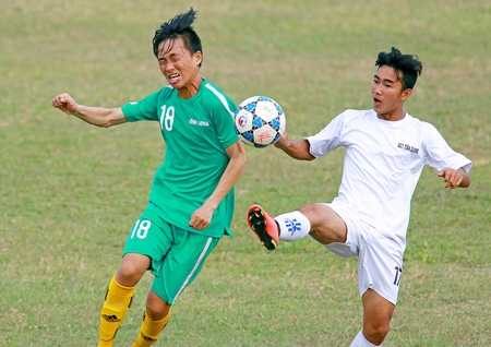 Cầu thủ trẻ Trọng Nhân (18, Vĩnh Long- áo xanh) trước Khánh Đức (17, Tiền Giang).