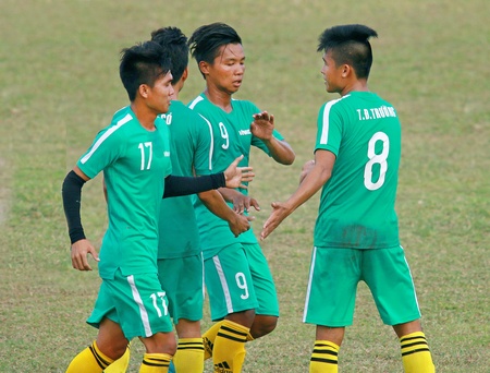 Niềm vui của Đình Trường (8, Vĩnh Long) và đội sau pha ghi bàn ấn định tỷ số 3-0 trước Tiền Giang. 