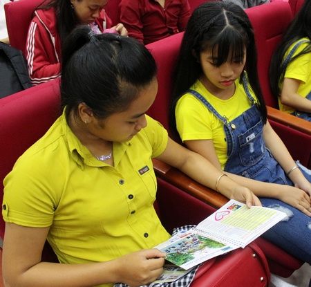 Học sinh xem thông tin tuyển sinh của trường.