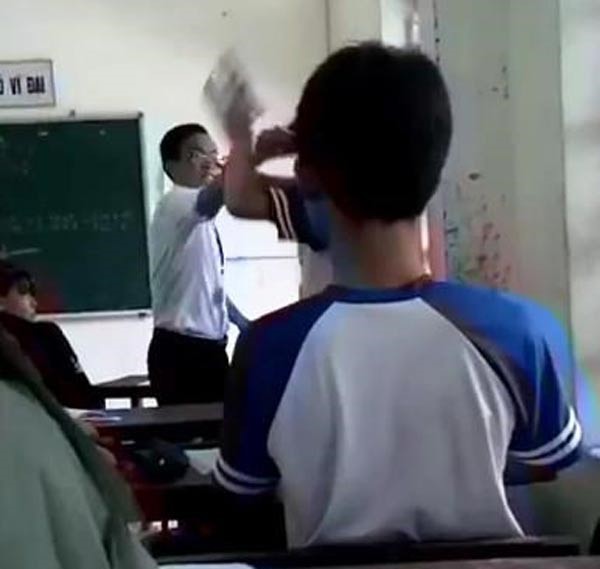 Thầy giáo và nữ học sinh trường THPT Tầm Vu đánh nhau (ảnh cắt từ clip)