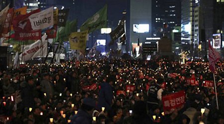 Những người tham gia tuần hành cho biết họ hi vọng vào phán quyết sáng suốt của Tòa án Hiến pháp Hàn Quốc. (Ảnh: AP)