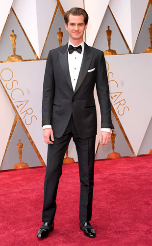 Andrew Garfield bảnh bao trong bộ vest của Tom Ford. Anh được đề cử ở hạng mục Nam diễn viên chính xuất sắc nhất với vai diễn trong bộ phim 