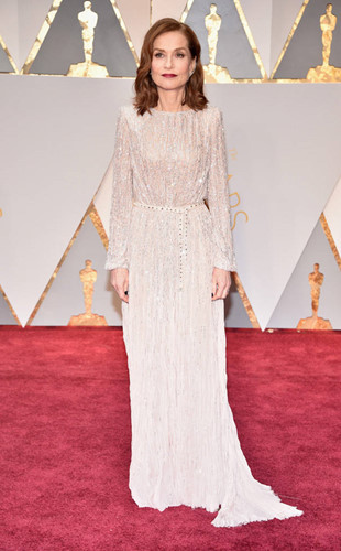 Isabelle Huppert nhận đề cử Oscar đầu tiên sự nghiệp ở hạng mục Nữ diễn viên chính xuất sắc nhất với bộ phim mang đề tài cưỡng dâm 