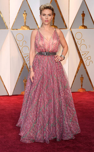 Diện mạo hoàn hảo của Scarlett Johansson trong bộ đầm của Alaia.
