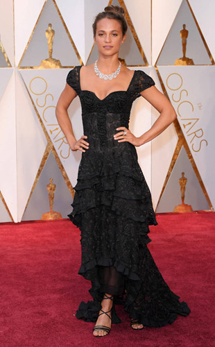 Alicia Vikander - Nữ diễn viên phụ xuất sắc nhất được vinh danh tại Oscar năm ngoái diện đầm đen cuốn hút trên thảm đỏ.