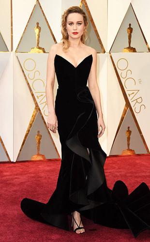 Brie Larson - Nữ diễn viên chính xuất sắc nhất được vinh danh tại Oscar năm ngoái quyến rũ trong đầm đen của Oscar de la Renta.