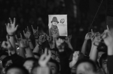 Hình ảnh của Trần Lập được người hâm mộ giơ cao trong suốt đêm nhạc.