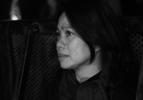 Có mặt tại đêm nhạc, chị Mai Hoa - vợ ca sĩ Trần Lập đã không kìm được nước mắt. Suốt đêm diễn chị đã khóc rất nhiều...