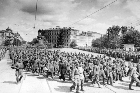Quân xâm lăng Đức đã bị bất ngờ trước cuộc tiến quân của Hồng quân. Hồng quân thọc sâu chia cắt lực lượng địch.