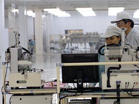 Dây chuyển sản xuất ổ cứng của Panasonic tại Khu công nghiệp Bắc Thăng Long.