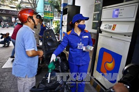 Khách hàng mua xăng tại của hàng xăng dầu số 9 Trần Hưng Đạo (Hà Nội). Ảnh: Minh Quyết/TTXVN