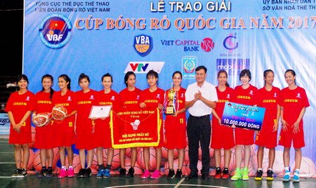 Ông Đặng Hà Việt- Tổng Thư ký Liên đoàn Bóng rổ Việt Nam trao cúp vô địch, cờ, tiền thưởng cho nữ XSKT Sóc Trăng.