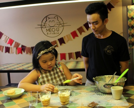 Ý tưởng xưởng bánh của Mèo Ú Kitchen thu hút nhiều khách hàng là bạn trẻ.