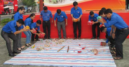 Tuổi trẻ huyện Mang Thít mổ heo đất gây quỹ giúp trẻ em nghèo phẫu thuật tim.