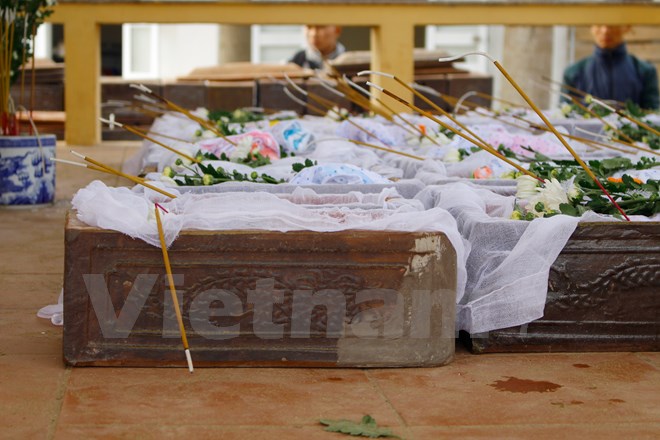 Hầu hết các thai nhi chuyển về nghĩa trang Bến Cốc, đều không có người thân đến nhận. Các bé trên 7 tháng tuổi được tình nguyện viên đặt tên và chôn cất. Hàng năm, vào các ngày: lễ, rằm, tết… các bé được người dân và Tình nguyện viên đến quét dọn phần mộ và thắp hương. (Ảnh: Huyền Trang/Vietnam+)