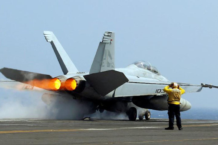 Máy bay chiến đấu đa nhiệm F18 của hải quân Mỹ cất cánh từ tàu sân bay USS Carl Vinson ở Biển Đông